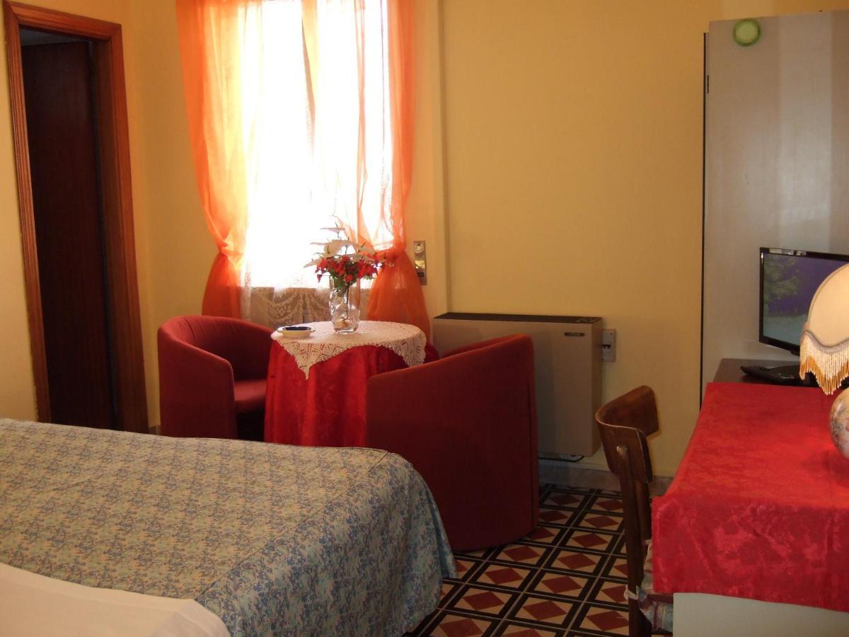 Hotel Torino Фалерна Стая снимка