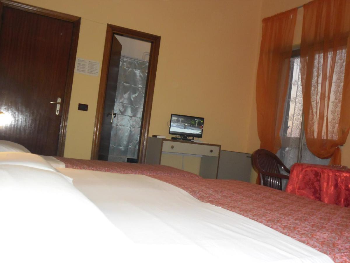 Hotel Torino Фалерна Стая снимка