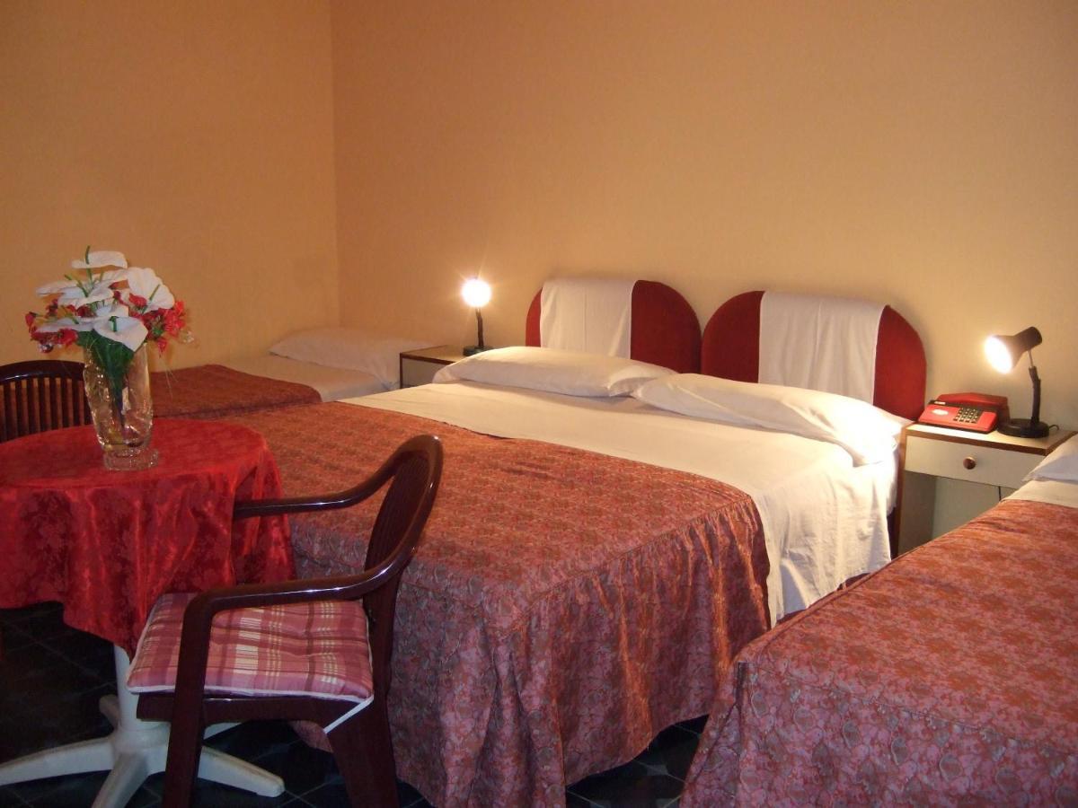 Hotel Torino Фалерна Стая снимка